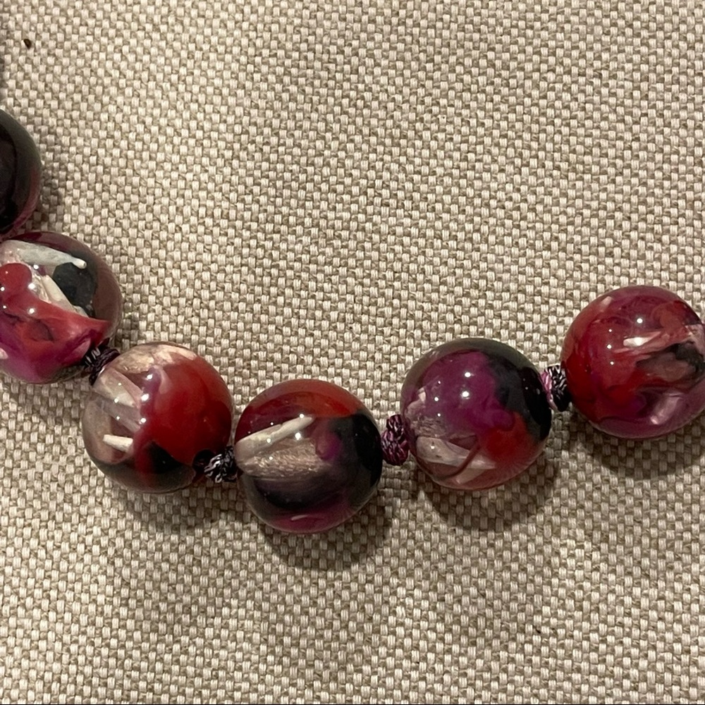 Vintage Lucite Marbled Bead Necklace, Red Black White Clear Multi - Picture 6 of 7